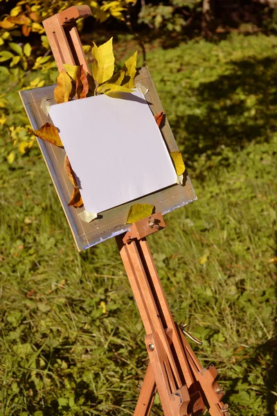Konstnären staffli i en park Stockbild