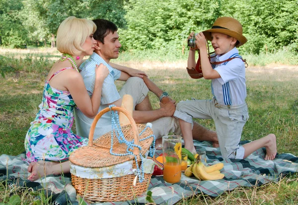 Rodinné picnick v přírodě — Stock fotografie