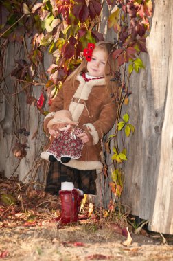 güzel bir sarışın küçük kız, portre.