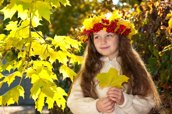 かわいい女の子笑顔は、bouque と頭の上の赤いガマズミ属の木の花輪 — ストック写真