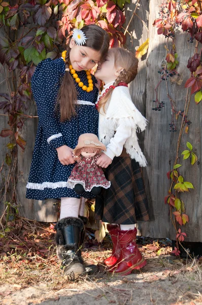 Dvě roztomilé dívky, sestry, postavení, držení rukou. — Stock fotografie