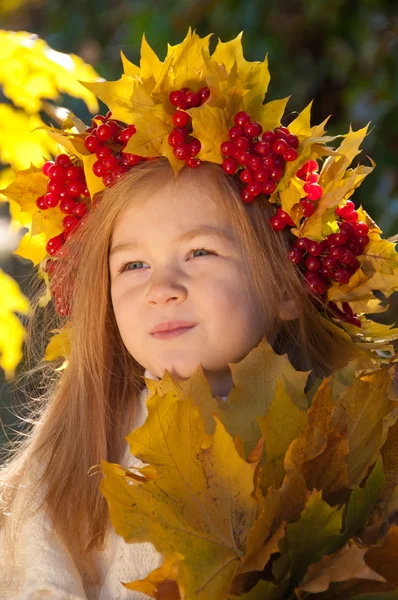 かわいい女の子笑顔は、bouque と頭の上の赤いガマズミ属の木の花輪 — ストック写真