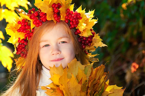 Linda chica sonriente en una corona de viburnum rojo en la cabeza y con un bouque —  Fotos de Stock