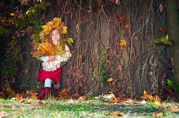 可爱的微笑女孩中的红色琼花的头上和 bouque 与花环 — 图库照片