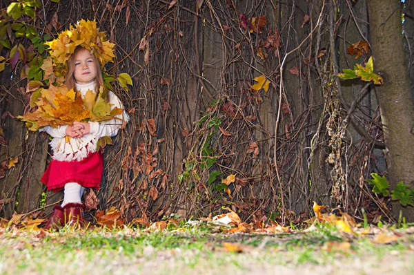 可爱的微笑女孩中的红色琼花的头上和 bouque 与花环 — 图库照片