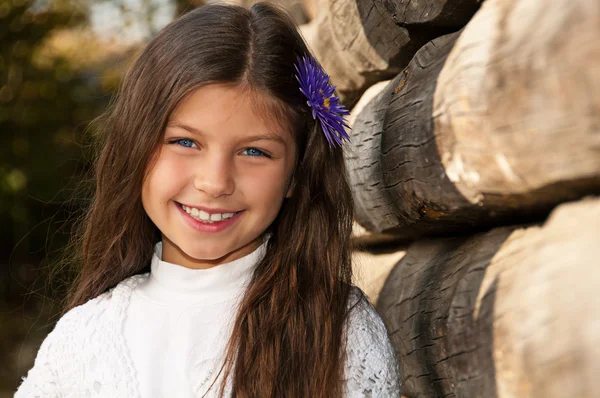 Piękny długowłosy uśmiechnięte dziewczyny przed ogrodzenie drewniane — Zdjęcie stockowe