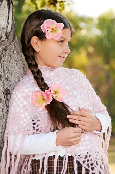 Портрет красивой маленькой девочки. — стоковое фото