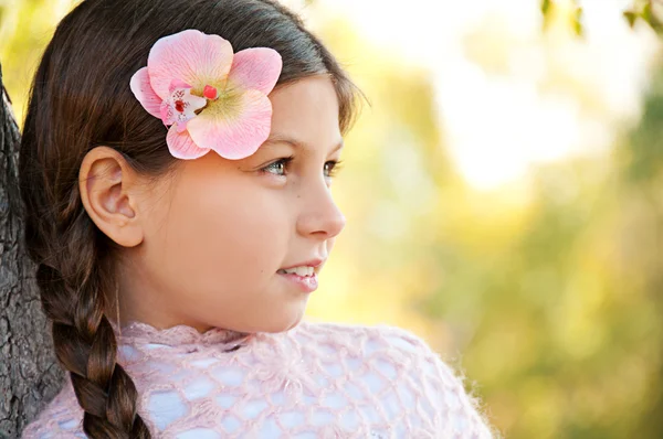 Портрет красивой маленькой девочки. — стоковое фото