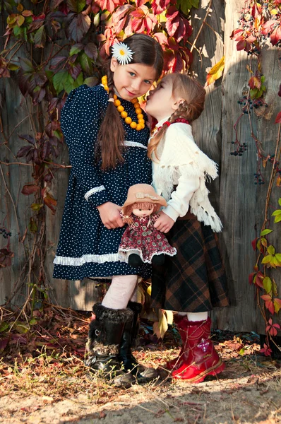 Две милые девушки, сестры, стоя, держась за руки . — стоковое фото