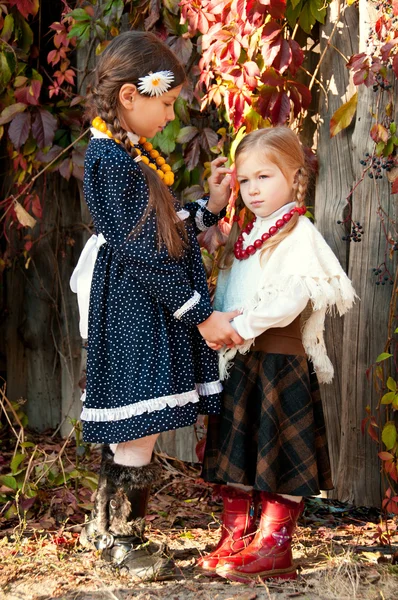 2 つのかわいい女の子、姉妹、立ち、手をつないで. — ストック写真