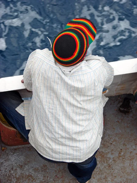 Een man in een veelkleurige cap — Stockfoto