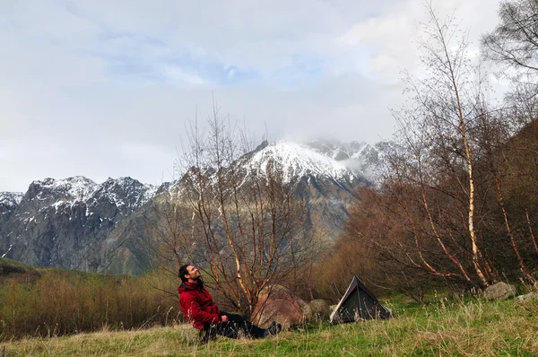 Homem e sua tenda nas montanhas — Fotografia de Stock