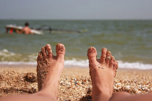 Feet on the shore during the summer of windsurfing — Stock Photo, Image