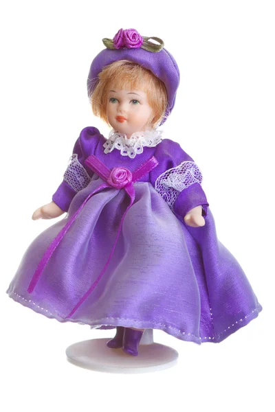 Muñeca de porcelana en vestido púrpura — Foto de Stock