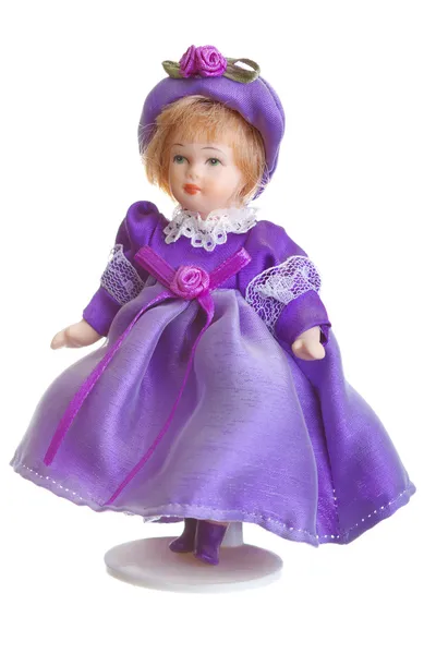 Фарфоровая кукла в фиолетовом платье — стоковое фото