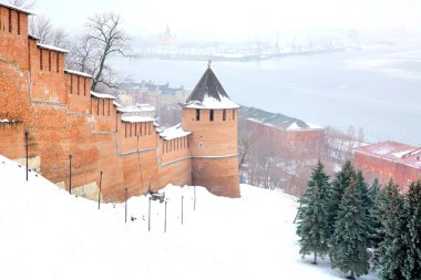 Görünüm strelka nizhny novgorod kremlin Rusya sis