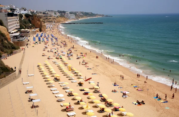 Pláž v albufeira v algarve, Portugalsko — Stock fotografie