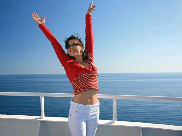 Счастливая дама на лайнере на фоне мыса — стоковое фото
