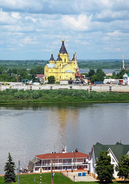 Alexandr Nevsky Cathedral from river. Nizhny Novgorod, Russia — Stock Photo, Image