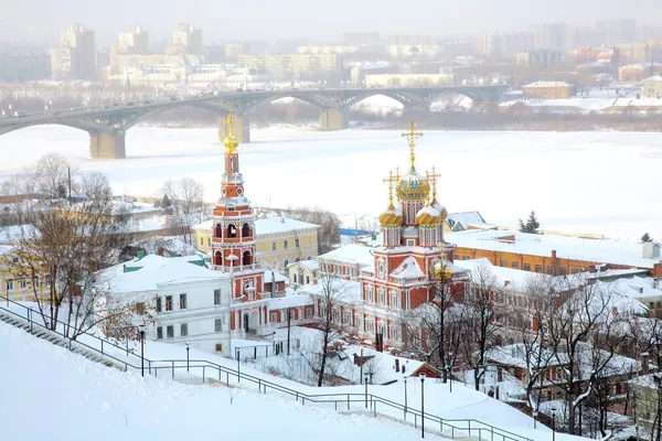 Stroganov kyrkan på staden bakgrund. Nizhny novgorod, Ryssland. — Stockfoto