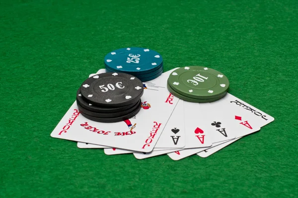 Pokerchips und Karten — Stockfoto