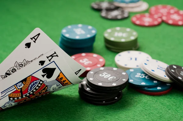 Ace and king and poker chips — Stock Photo, Image