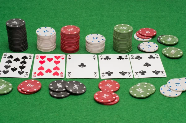 Pokerkombination und Chips — Stockfoto
