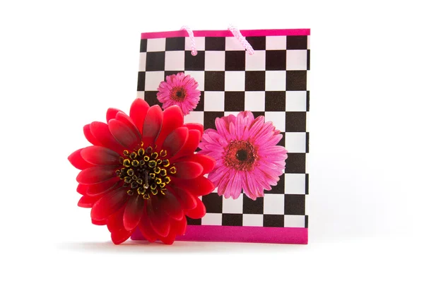 ギフト パッケージと赤い花 — ストック写真