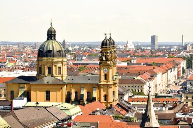 yukarıda theatinerkirche