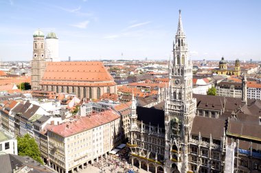 Belediye Binası ve katedral manzaralı Münih