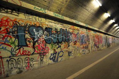 Graffiti bir tünel içinde