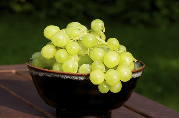 Зеленый виноград в чаше — стоковое фото