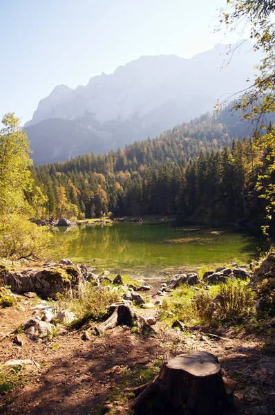 Idylliska alpine lake — Stockfoto