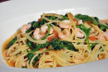 Spagetti karides ve rucola ile