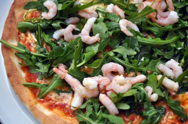 rucola ve karides pizza