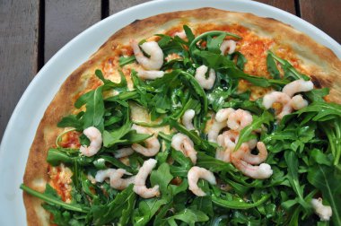 rucola ve karides pizza
