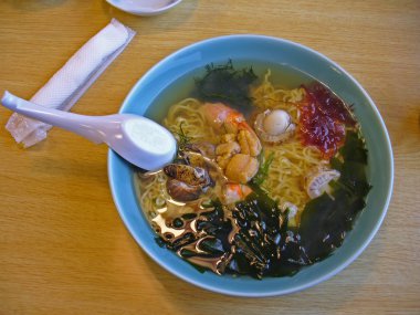 Deniz ürünleri ramen çorbası
