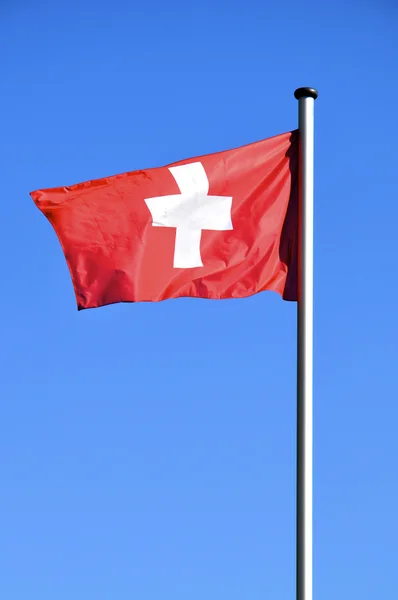 Schweiziska flaggan vinkar i vinden — Stockfoto
