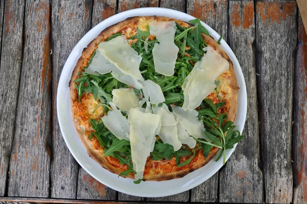 stock image Pizza with rucola and parmigiano