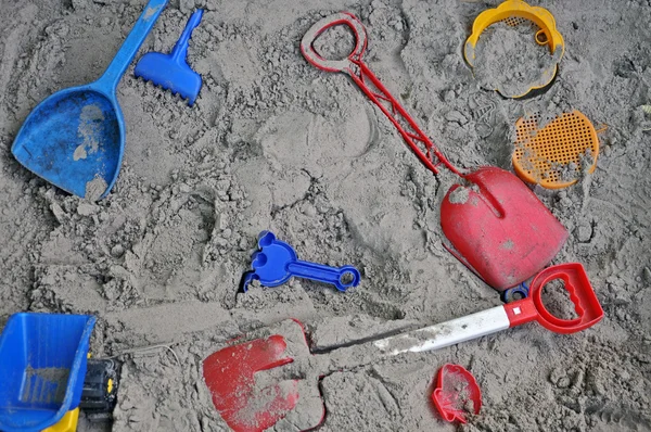 Speelgoed in een zandbak — Stockfoto