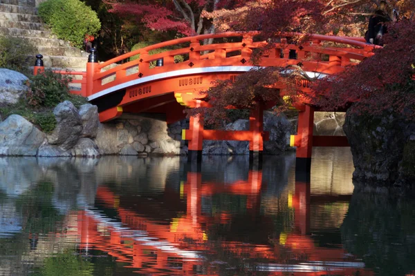 Japoński most jesienią — Zdjęcie stockowe