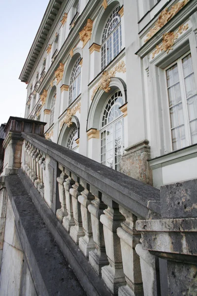 Лестница и фасад барочного замка — стоковое фото