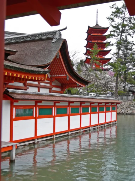 Itsukushima Shrine and Pagoda — Stock Photo, Image