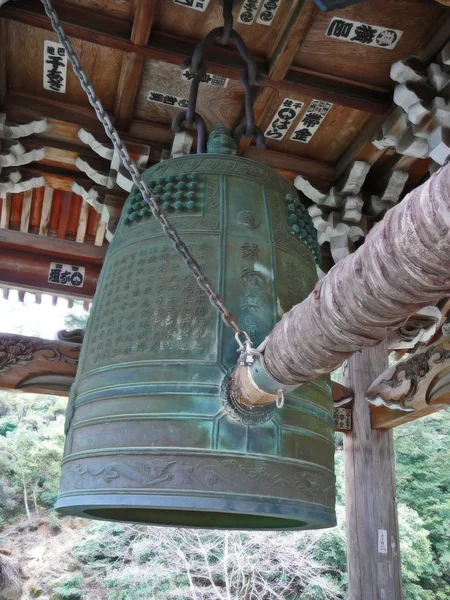 Cloche en bronze dans un temple japonais — Photo