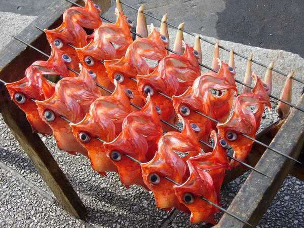 Fisk (?) på displayen på en marknad i Japan — Stockfoto