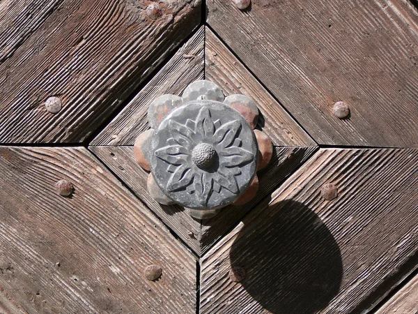 Παλιά doorknob στην πόρτα από ξύλο — Φωτογραφία Αρχείου