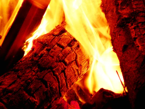 火焰在营火旁 — 图库照片