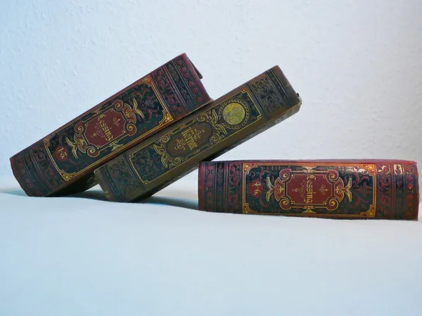 Tre gamla böcker — Stockfoto