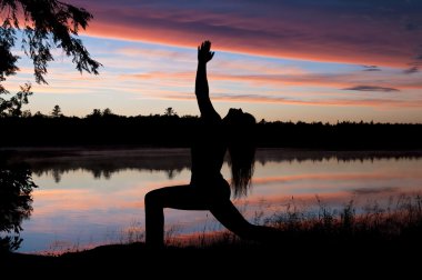 Gün batımında Yoga