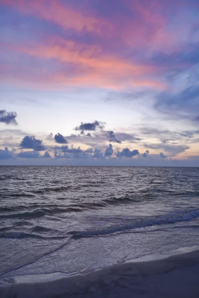 Sahilde gün batımı — Stok fotoğraf